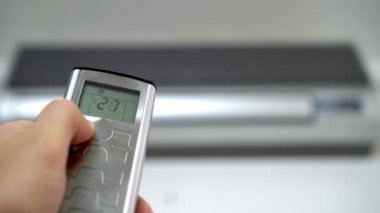 Uzaktan kumandaya basmak klimanın ısısını yükseltir ve düşürür.