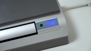 Klimanın etkinleştirilmesi ve işletilmesi. Açık hava ünitesinin iticisi çevriliyor