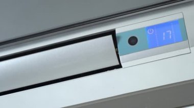 Klimanın etkinleştirilmesi ve işletilmesi. Açık hava ünitesinin iticisi çevriliyor