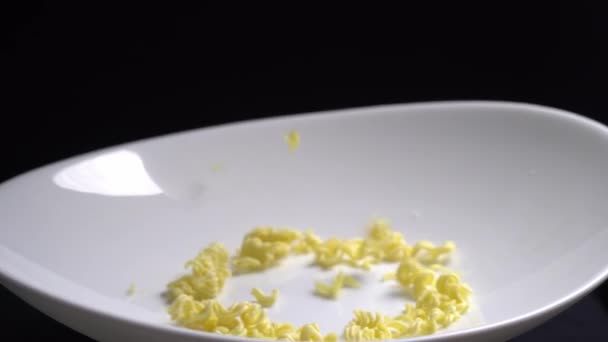 Ein Teller Instant-Nudeln rotiert auf einem Plattenteller, — Stockvideo