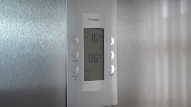 Pantalla del refrigerador con temperatura preestablecida para refrigerador y congelador. — Vídeos de Stock
