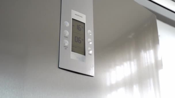 Kühlschrankdisplay mit voreingestellter Temperatur für Kühlschrank und Gefriertruhe. — Stockvideo