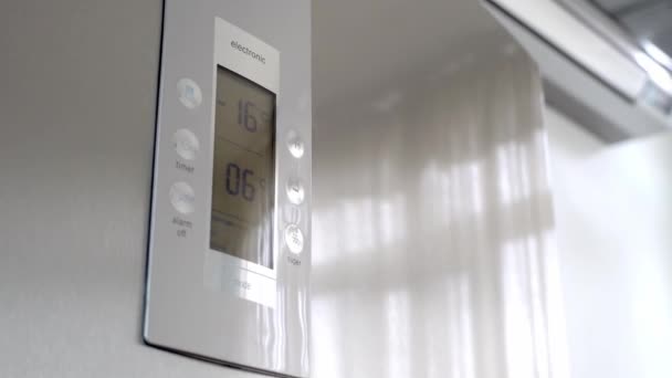 Отображение холодильника с заданной температурой для холодильника и морозильника. — стоковое видео