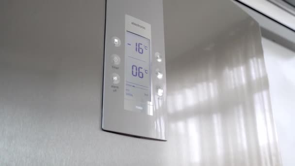 Kühlschrankdisplay mit voreingestellter Temperatur für Kühlschrank und Gefriertruhe. — Stockvideo