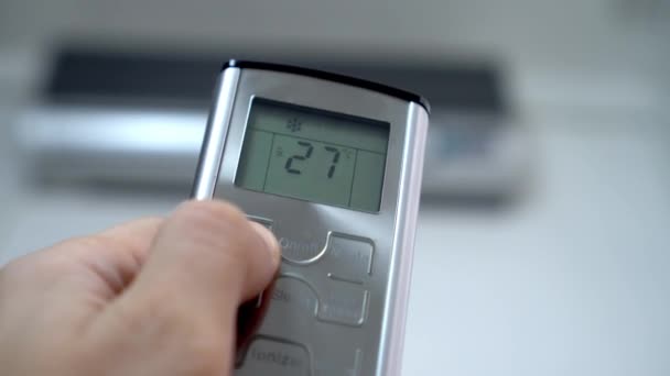 Χέρι πιέζοντας τηλεχειριστήριο αυξάνει και μειώνει τη θερμοκρασία του κλιματιστικού. — Αρχείο Βίντεο