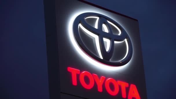 Toyota经销商签名是在晚上还是在晚上. — 图库视频影像