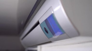 Klimanın etkinleştirilmesi ve işletilmesi. Açık hava ünitesinin iticisi çevriliyor