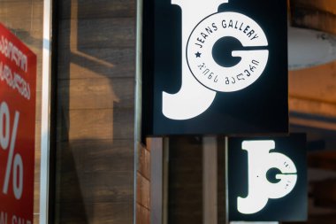 Batumi, Georgia - Eylül 12021: Mağazada parlak kot pantolon galerisi tabelası