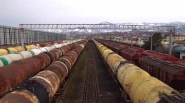 Tren istasyonuna park edilmiş yük trenleri..