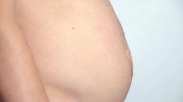 Barriga masculina, com excesso de peso. homem com barriga gorda nua treme dobras de gordura em seu estômago — Vídeo de Stock