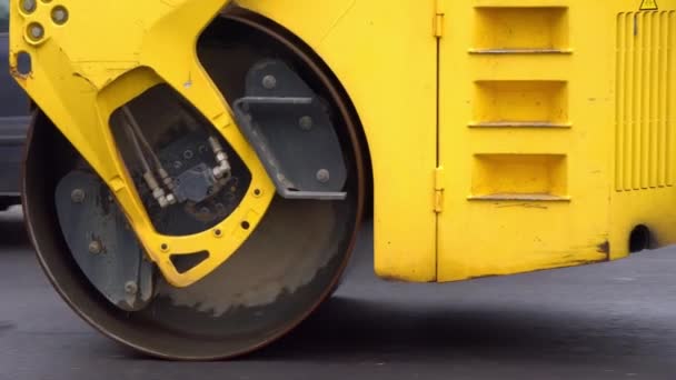 Brukarz, lub maszyna do układania gorący nowy asfalt na drodze ulicy w mieście. — Wideo stockowe