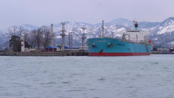 Ferry stands στο λιμάνι με φόντο χιονισμένα βουνά. — Αρχείο Βίντεο