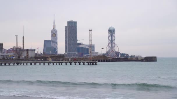 A bela costa de Batumi, Geórgia, e rodas de Ferris. — Vídeo de Stock