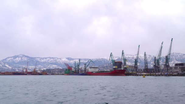 Ferry stands στο λιμάνι με φόντο χιονισμένα βουνά. — Αρχείο Βίντεο