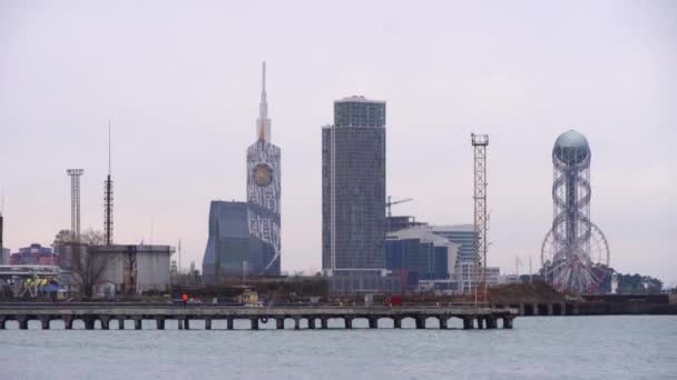 La bellissima costa di Batumi, Georgia, e le ruote panoramiche. — Video Stock