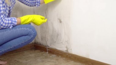 Sarışın, beyaz duvarı köpüklü, sarı eldivenli...