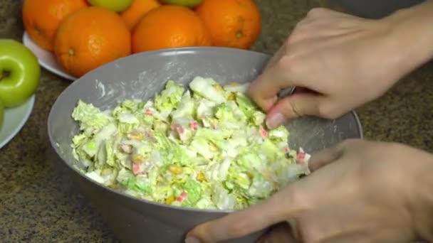 El proceso de hacer una ensalada vegetariana. El cocinero está revolviendo la ensalada.. — Vídeos de Stock