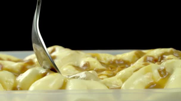 Tembakan makro, sendok diturunkan ke dalam makanan penutup, es krim vanila ditaburi — Stok Video