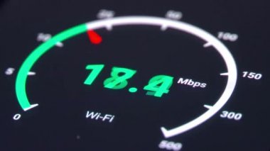Yüksek teknolojili akıllı telefon kullanarak 4G internet hızının ölçümü