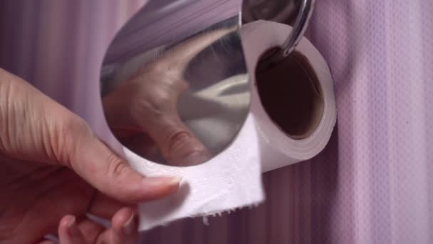 Na záchodě se rukou rozmotává spousta papíru. Průjem. — Stock video