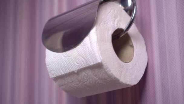 Zbliżenie rąk biorących papier toaletowy z dozownika ściennego — Wideo stockowe