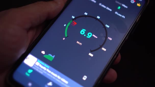Yüksek teknolojili akıllı telefon kullanarak 4G internet hızının ölçümü — Stok video