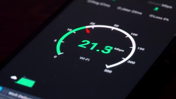 Измерение скорости интернета 4G с помощью высокотехнологичного смартфона — стоковое видео