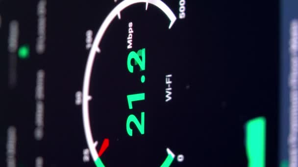 Medición de la velocidad de Internet 4G con un smartphone de alta tecnología — Vídeo de stock