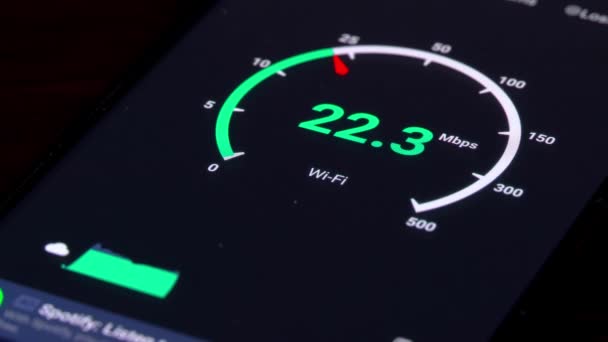 Измерение скорости интернета 4G с помощью высокотехнологичного смартфона — стоковое видео