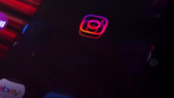 Apertura de la aplicación Instagram en un smartphone. — Vídeo de stock