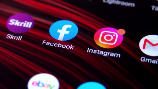 Membuka aplikasi Facebook di smartphone Anda. — Stok Video