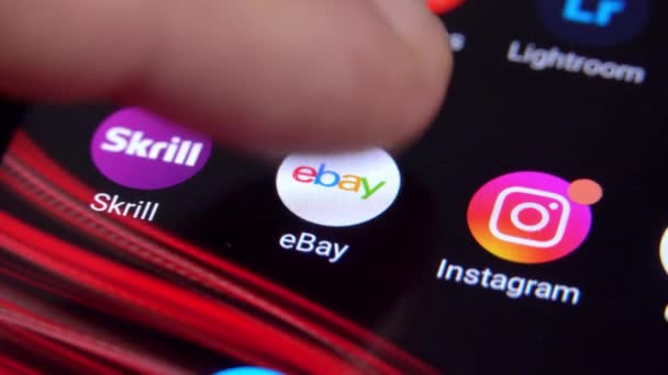Abra o aplicativo Ebay no seu smartphone. — Vídeo de Stock