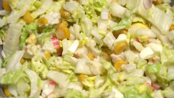 Una ensalada vegetariana gira en círculo en una ensaladera. — Vídeos de Stock