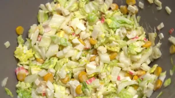 Une salade végétarienne tourne en cercle dans un saladier. — Video