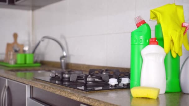 Gire la cámara del foco de la cocina a las botellas de limpieza y detergente. — Vídeo de stock