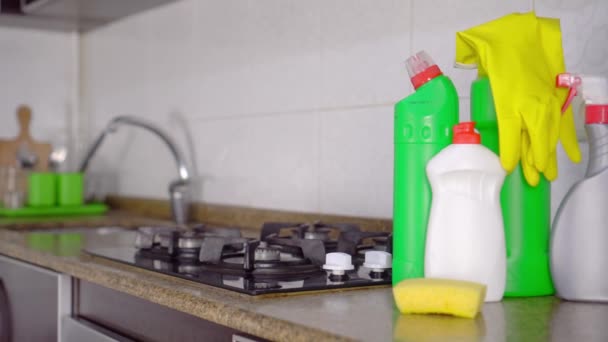 Tourner la caméra de la mise au point de la cuisine aux bouteilles de nettoyage et de détergent. — Video