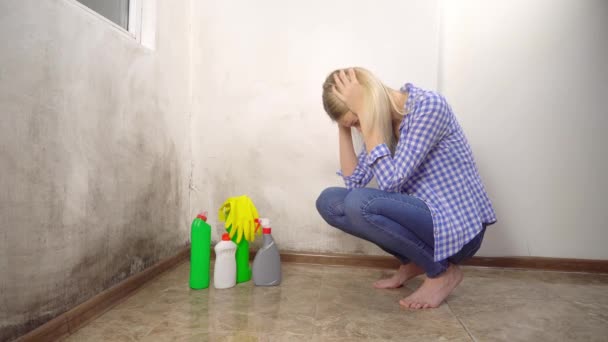 Kvinden er ked af udseendet af ny mug på væggen. – Stock-video
