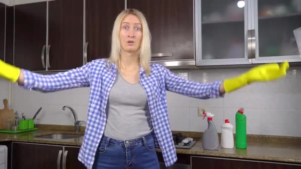 疲れて動揺して疲れ切った掃除婦はアパートの掃除から動揺してる. — ストック動画