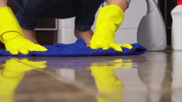 Ung kvinna i närbilder tvättar knäböj eller knäböja på golvet. — Stockvideo
