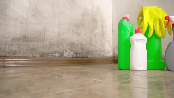 Kamerarörelser på reglaget. Tre flaskor står på golvet med gula handskar — Stockvideo