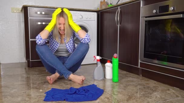 Сердита жінка кричить, втомилася від прибирання, одягає гумові рукавички — стокове відео