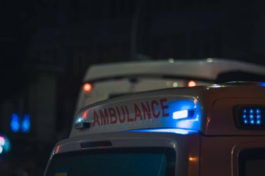 Geceleri ışıkları olan bir ambulansa yakın çekim yap, boşluğu kopyala