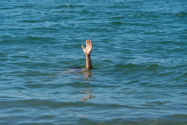 Una Mano Hombre Ahogado Mar Pidiendo Ayuda Día Soleado — Foto de Stock