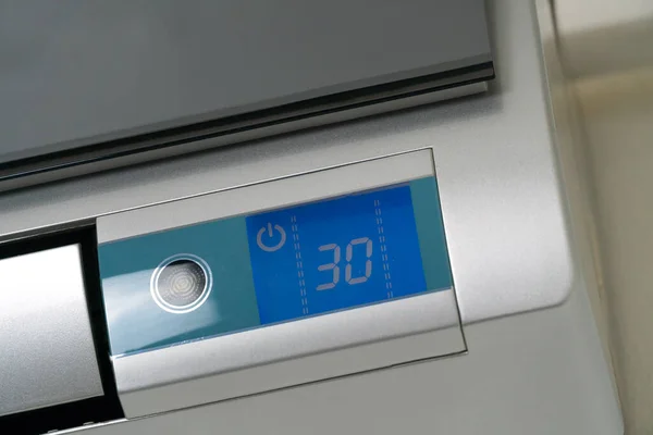 特写分体式空调机 设定温度为30度 — 图库照片