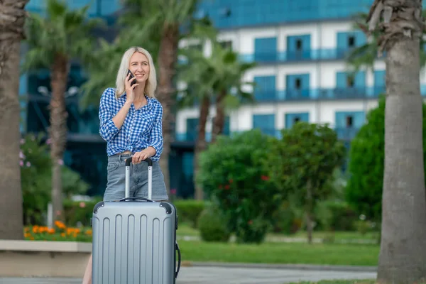 Smiling Young Blonde Woman Gray Denim Shorts Shirt Suitcase Her — Stock Photo, Image