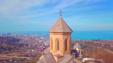 Georgia 'daki kilise Batumi' deki dağda. Sameba Tapınağı. Dağların tepesinde