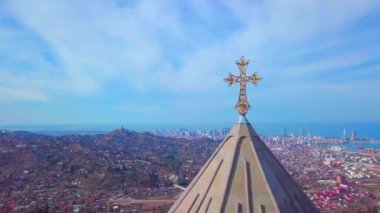 Georgia 'daki kilise Batumi' deki dağda. Sameba Tapınağı. Dağların tepesinde