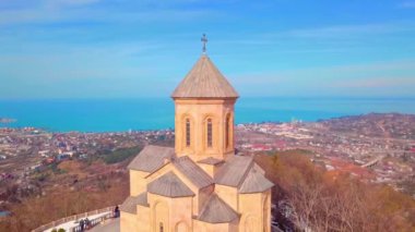 Georgia 'daki kilise Batumi' deki dağda. Sameba Tapınağı. Dağların tepesinde