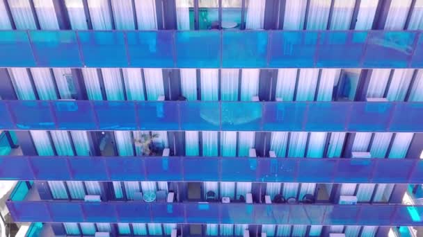 Façade d'un immeuble de bureaux moderne en miroir a été retiré d'un drone. gros plan — Video