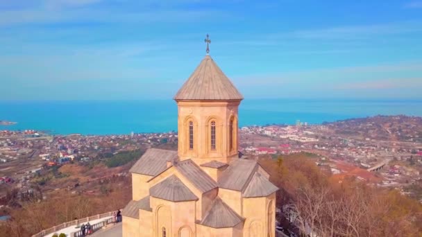 Igreja na Geórgia na montanha em Batumi. Templo de Sameba. alto em montanhas — Vídeo de Stock